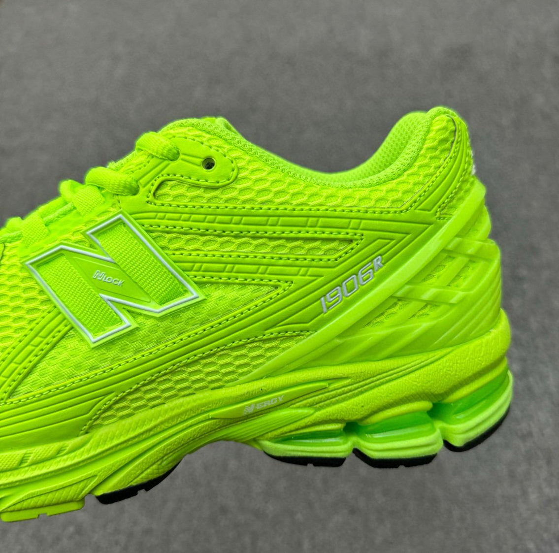 New Balance “1906R” Neon Green)