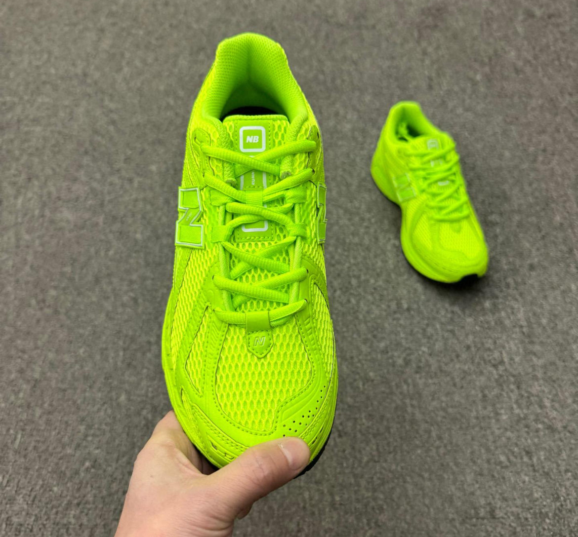 New Balance “1906R” Neon Green)