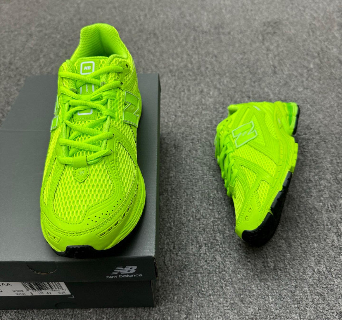 New Balance “1906R” Neon Green)