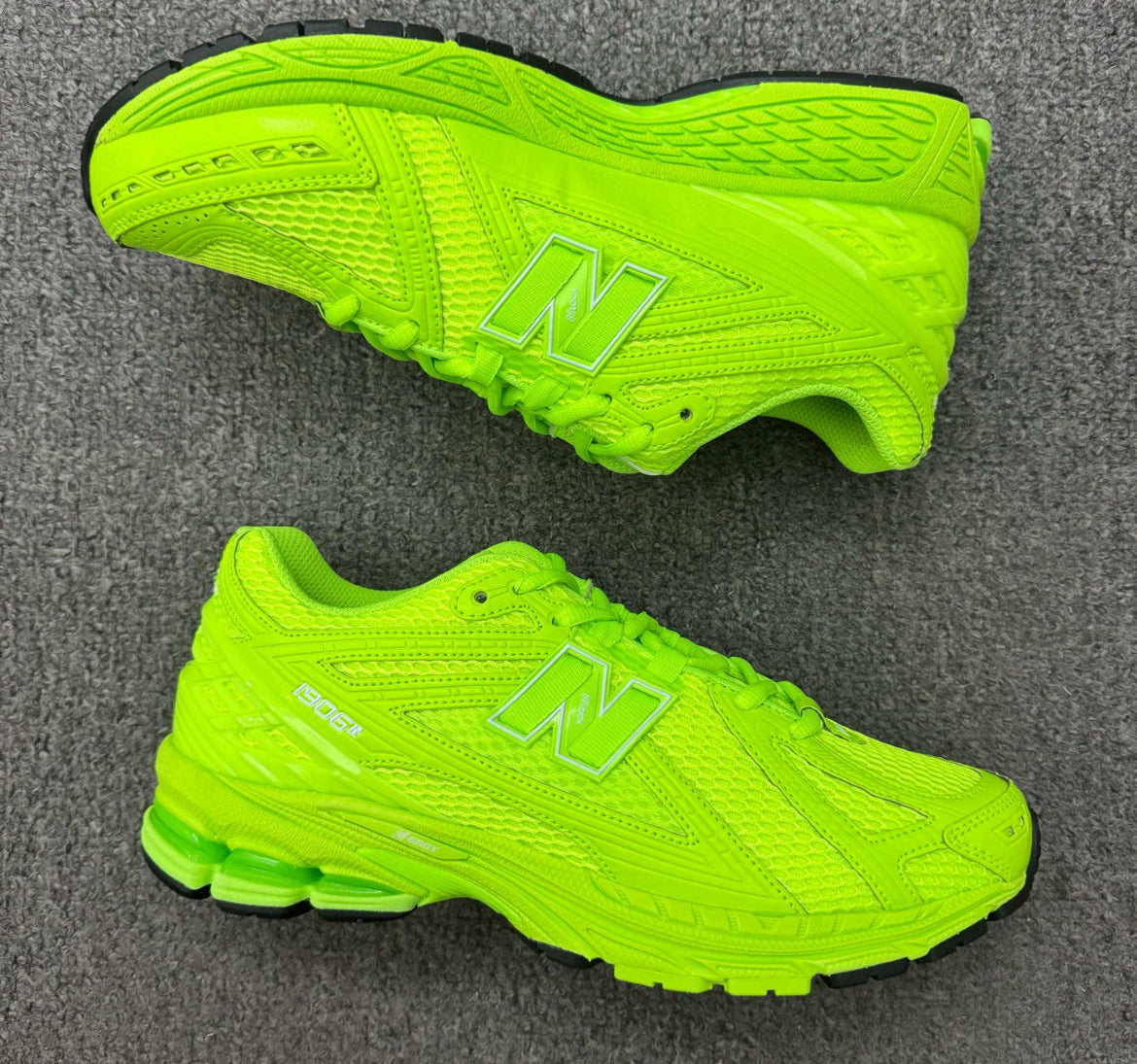 New Balance “1906R” Neon Green)